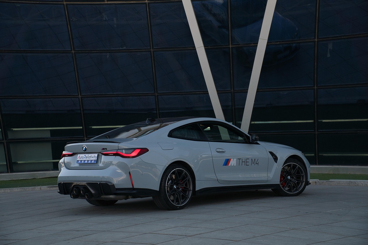Rotes BMW M4 CSL Coupé in sportlicher Pose